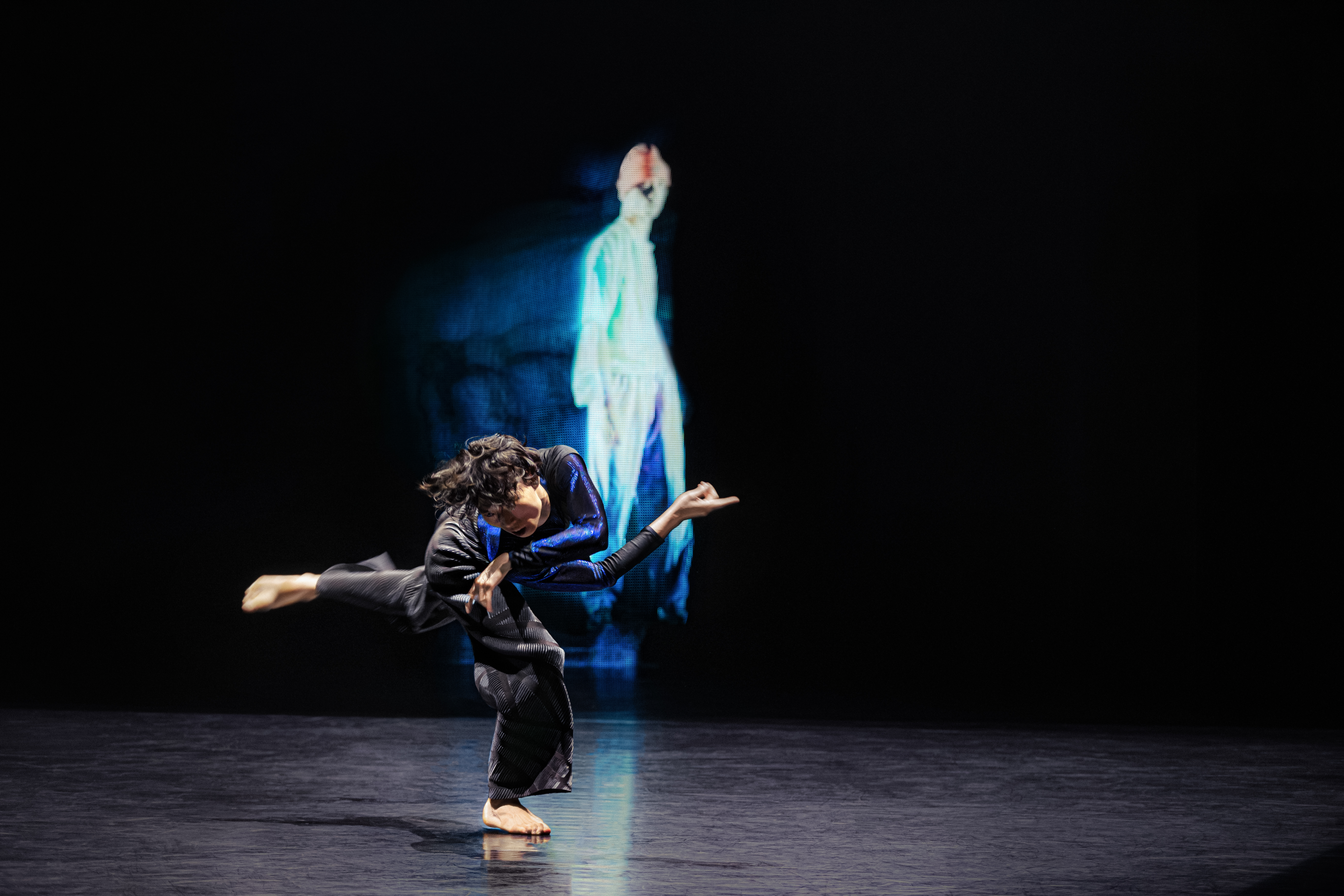 クラウド・ゲイト・ダンスシアター（雲門舞集）「WAVES」 | 北九州芸術劇場